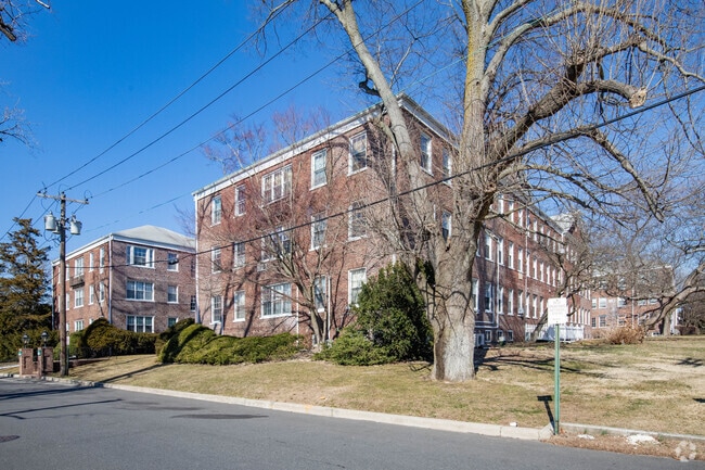 Primary Photo - Crestwood Apartments