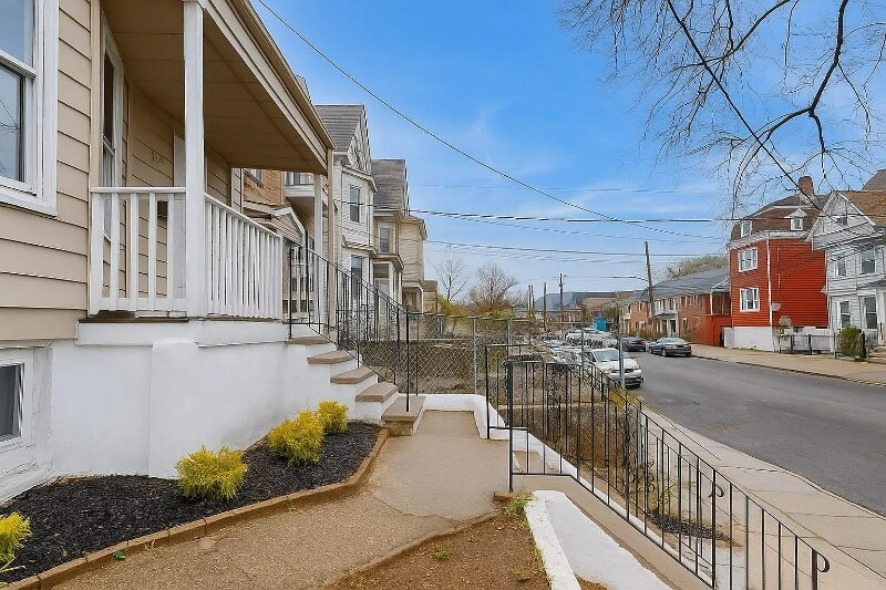 Primary Photo - 241 Peshine Ave