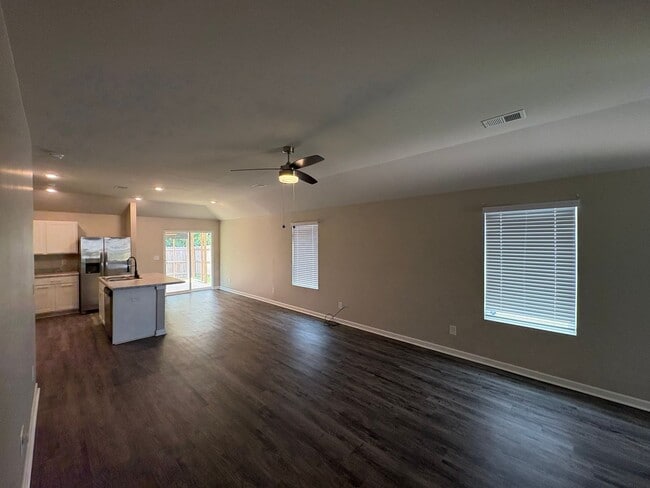 Building Photo - 3 bed, 2 bath available for rent now!