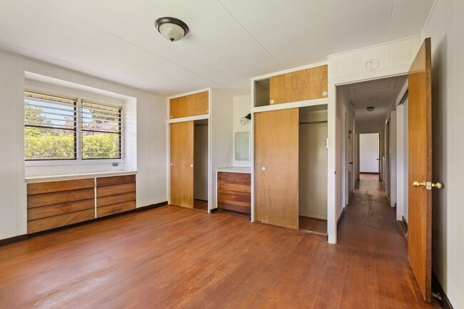 Building Photo - 3 Bed / 1.5 Bath house with carport Parking.