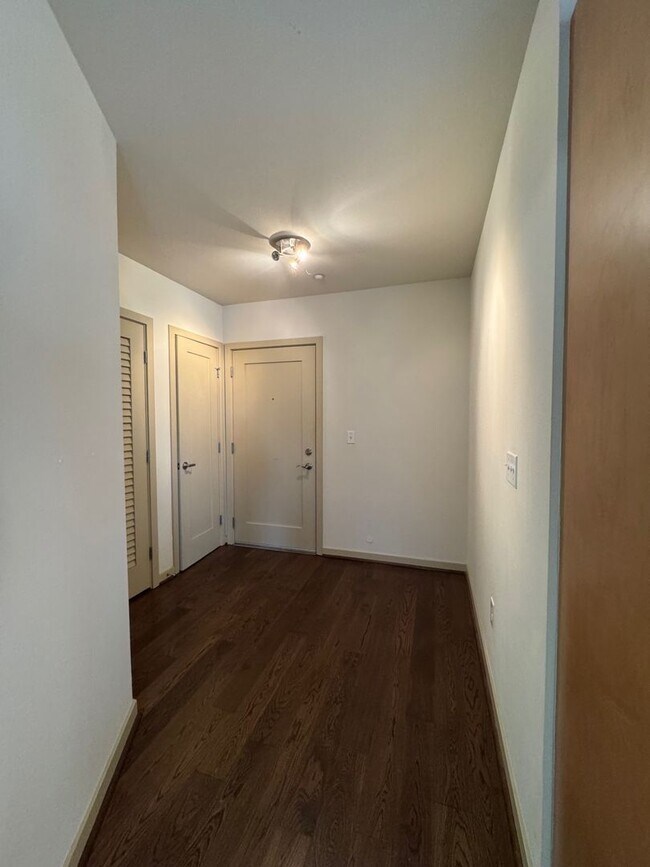 Building Photo - Spacious 2 bed 2 bath, 1000+ sq ft. condo on Market St in Ballard