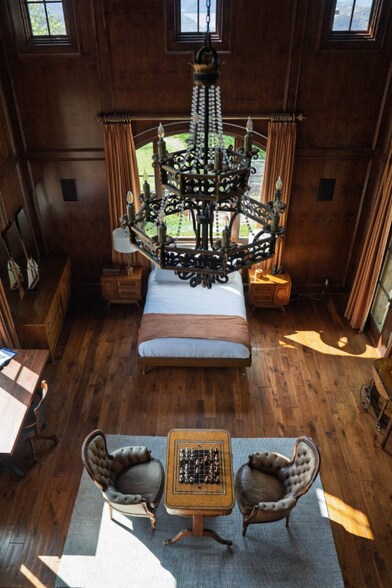 Building Photo - 18000 Sunset Point