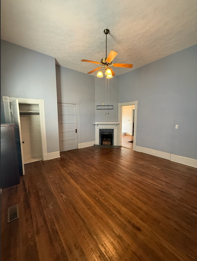 Building Photo - 2 bed/ 2 bath downtown home!