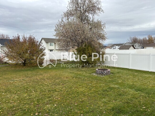 Building Photo - 3863 Ridgeview Cir