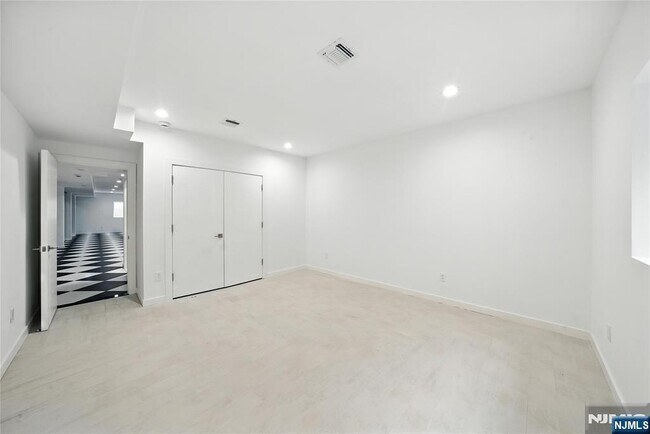 Building Photo - 44 Floral Terrace