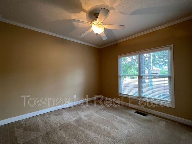 Building Photo - 7049 Pitcairn Dr