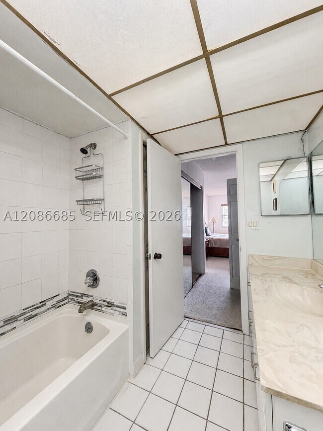 Building Photo - 240 Lakeview Dr