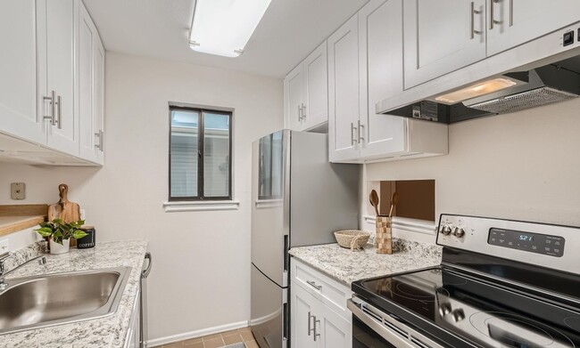 Building Photo - Furnished 2 Bed 2 Bath Condo in the Heart ...
