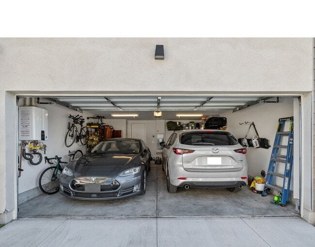 Building Photo - Beautiful upgraded 3 bedroom townhome with 2 car garage!