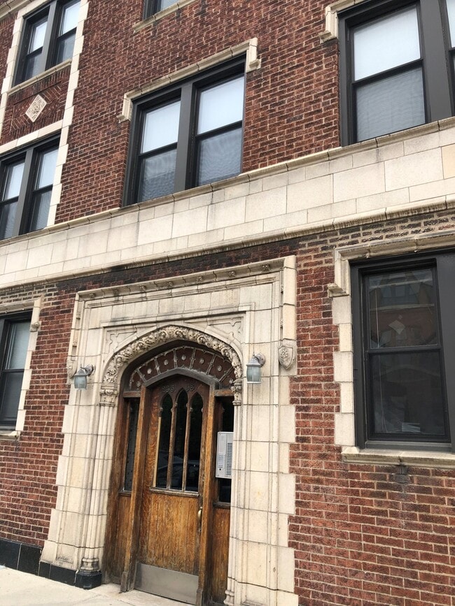 Building Photo - 2351 W Wilson Ave