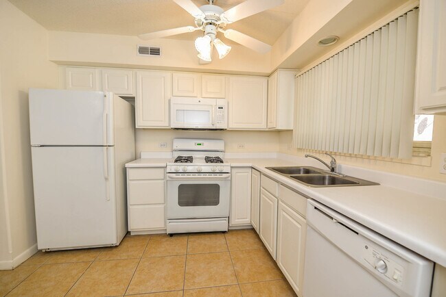 Building Photo - 8751 W Catherine Ave