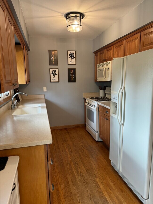 Kitchen - 108 Bluwood Ave
