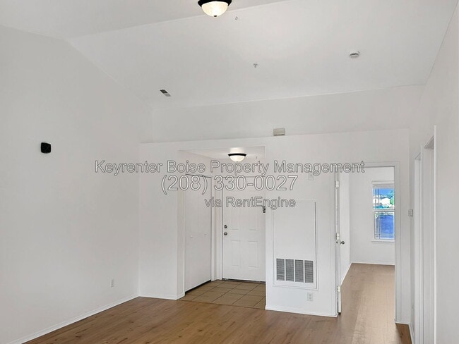 Building Photo - 2111 E White Oak Ct
