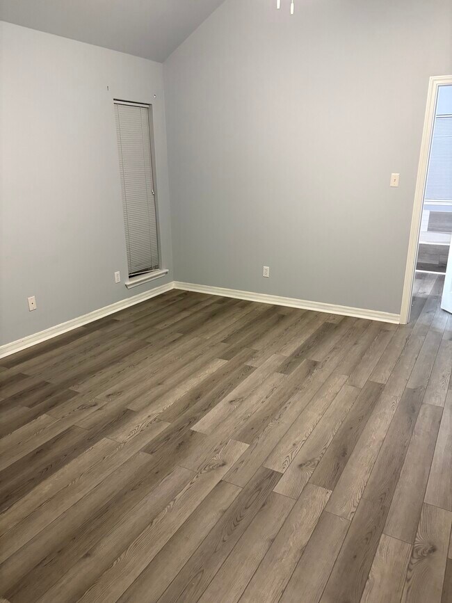 Building Photo - 5900 Clearview Cir
