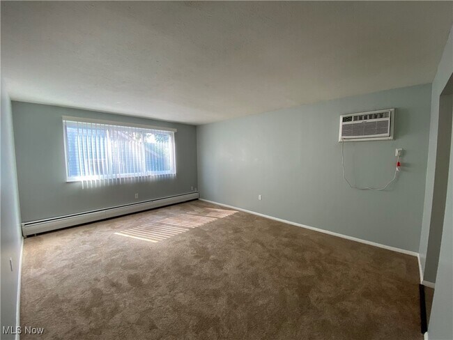 Building Photo - 1450 Riverside Dr