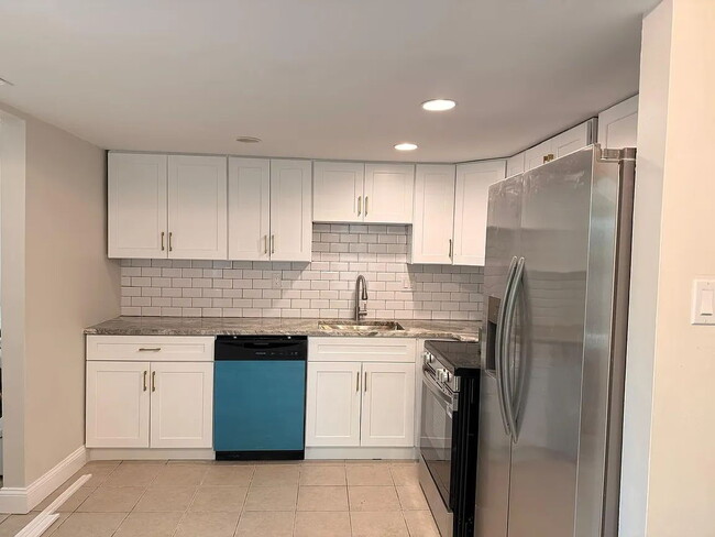 Building Photo - Welcome to this beautifully updated 3-bedroom, 2 full-bath 1400 sqft of modern living space.