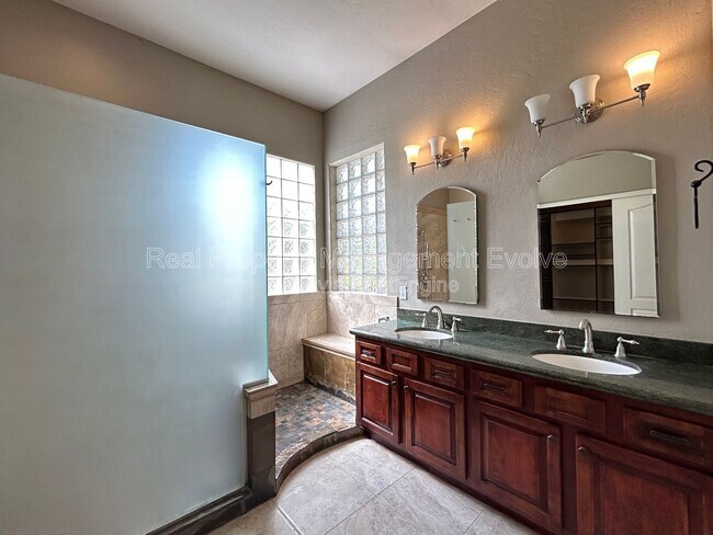 Building Photo - 774 E Maria Ln