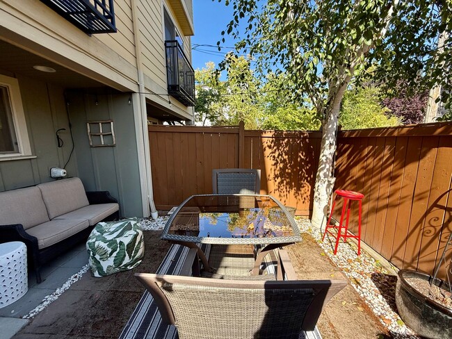 Building Photo - West Seattle Townhome