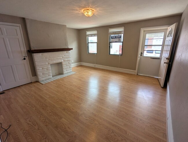 Building Photo - 2 Bedroom 1 Bathroom Single Family Home (S...