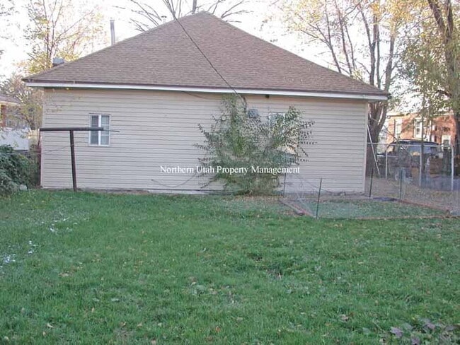 Building Photo - 1 Bed, 1 Bath, New Carpet