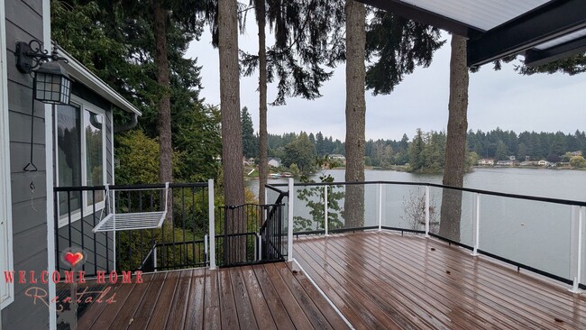 Building Photo - Huge waterfront home, fully furnished, boa...