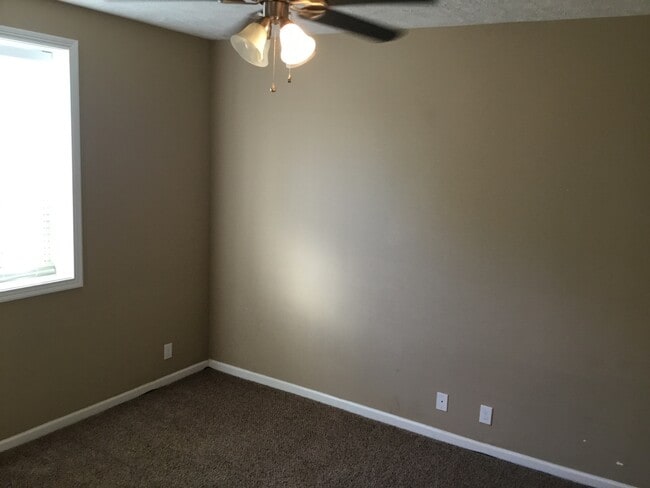 Building Photo - 3 Bedroom 2 1/2 Bath Pet Friendly Home For Rent!