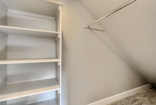 Building Photo - 3 bedroom Townhome + 2 Large Flex Spaces &...