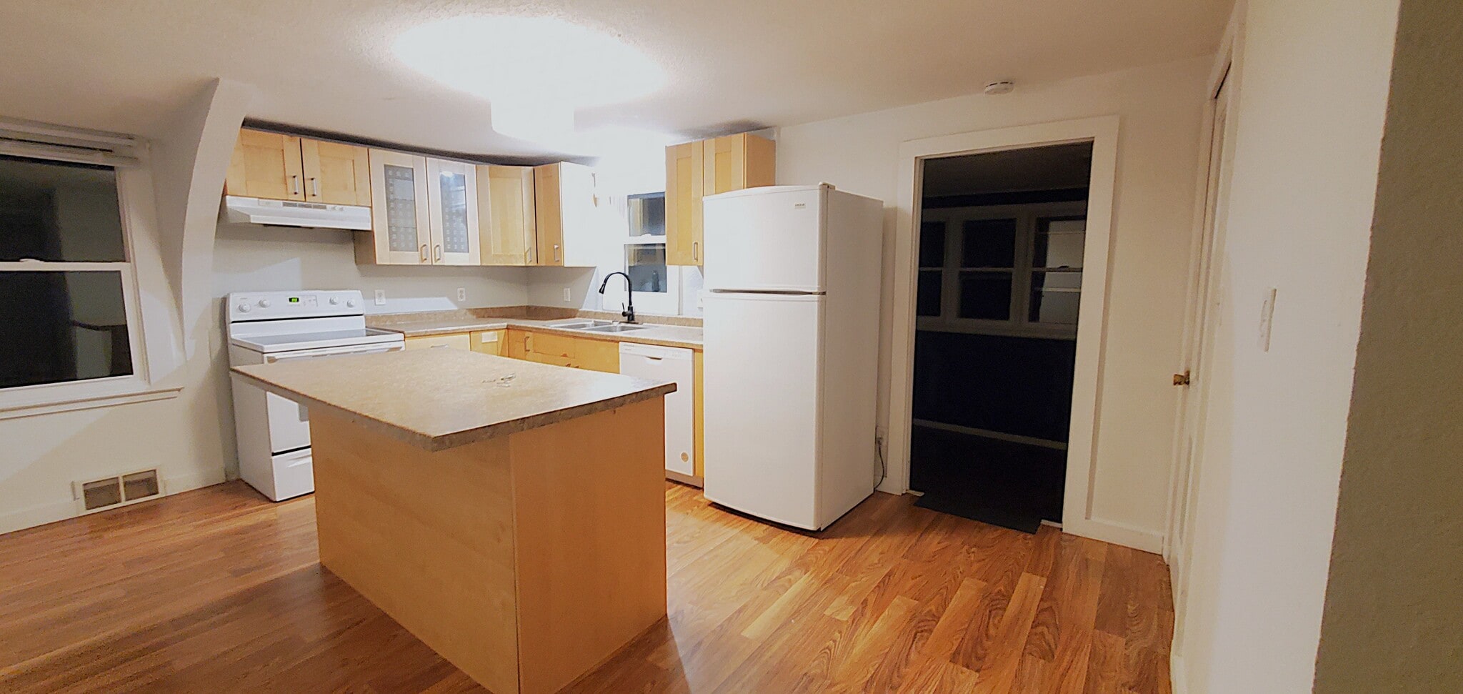 Building Photo - 376 S Pierson Ave