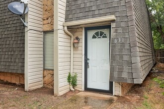 Building Photo - * * * $250 Move-in Special * * * Cute Townhouse in the Heart of Norman, just minutes from OU! * *...