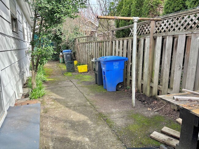 Building Photo - FEWEK01