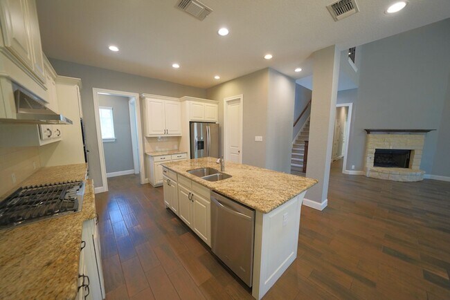Building Photo - Executive Style Rental Now Available in Bo...