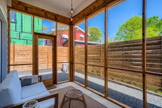 Building Photo - Home for Lease In East Downtown Austin Holly District