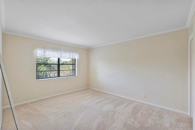 Building Photo - 126 S Cypress Rd