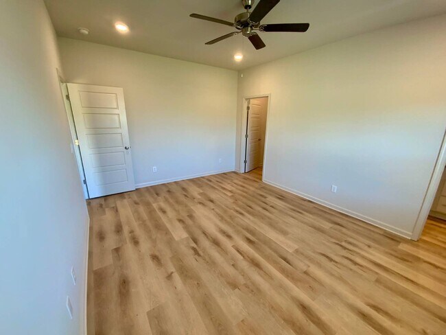 Building Photo - 611 Stillwater Cv