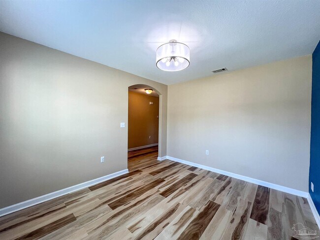 Building Photo - 202 Creekview Dr