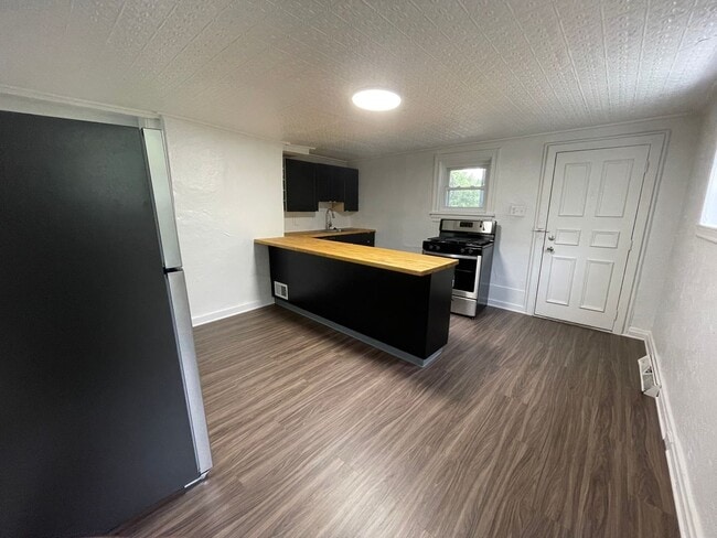 Building Photo - AVAILABLE MAY 2026 - Spacious 3 Bedroom Home w/ Non-Traditional Layout!