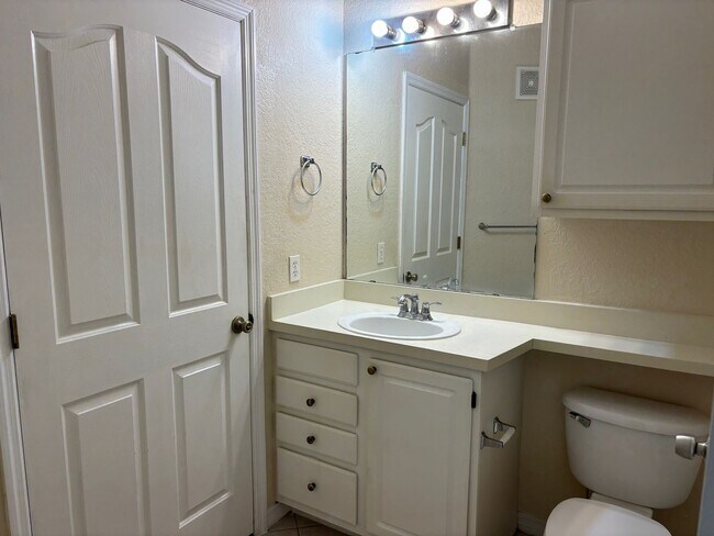 Building Photo - First-Floor Condo for Lease in Visconti, M...