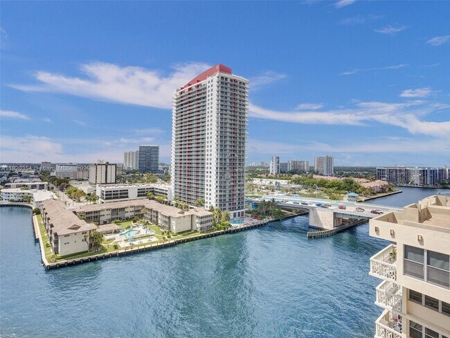 Building Photo - 1833 S Ocean Dr