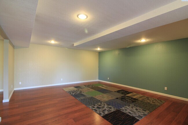 Building Photo - Large 5 Bed/3 Bath Home in Kennewick