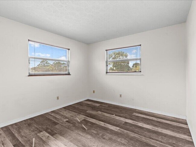 Building Photo - 1297 SE Floresta Dr