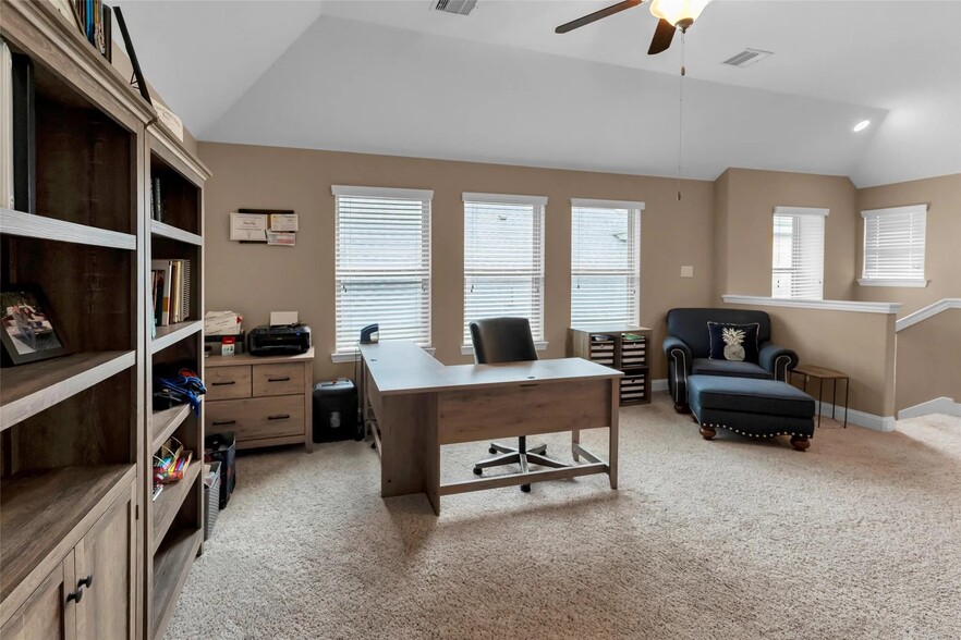 Bonus room with a desk - 1027 Ginger Glade Ln