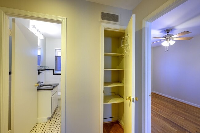 Building Photo - Well Maintained 3BR/2.5BA Home in Silver Spring