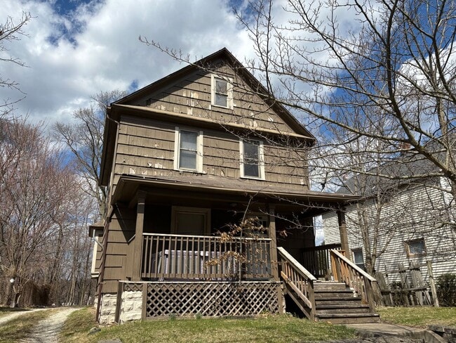 Building Photo - Section 8 Accepted! Spacious Newly Renovat...