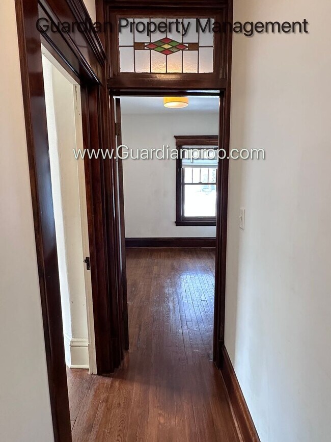 Building Photo - Spacious Condo With Office, Dishwasher, 1 Parking Space, Hardwood Floors, Free Laundry