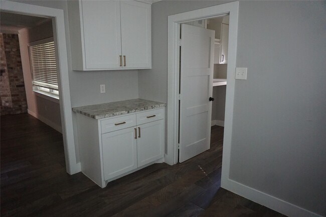 Building Photo - 5911 Pebble Springs Dr