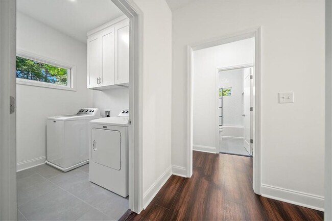 Building Photo - 1415 Almont Dr SW