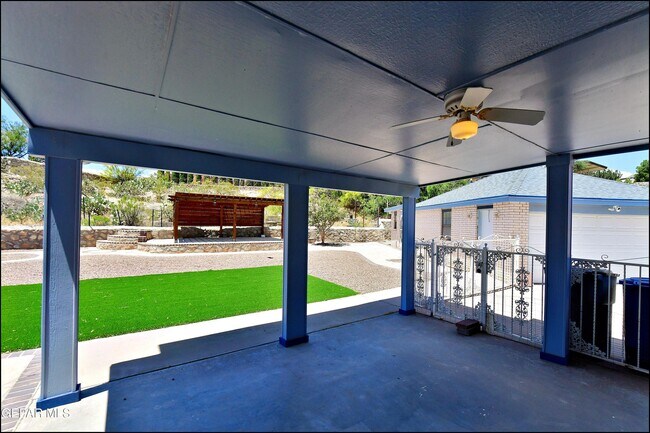 Building Photo - 529 Castlerock Ln