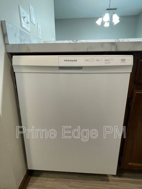 Building Photo - 6235 Holdrege-D11
