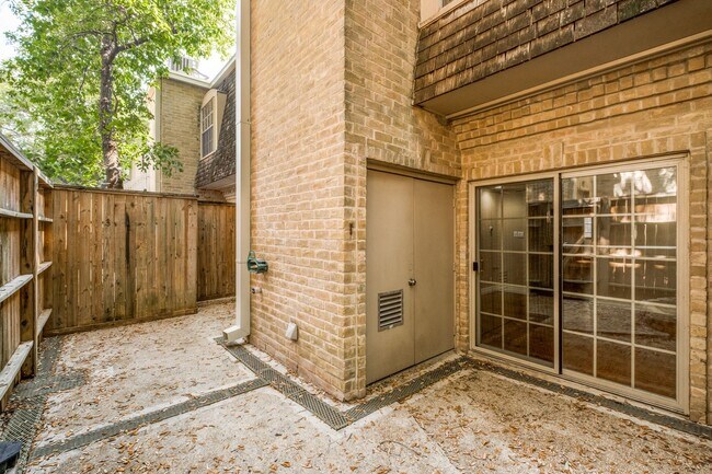 Building Photo - 3-BEDROOM TOWNHOME IN DIJON NORTH, ALAMO HEIGHTS