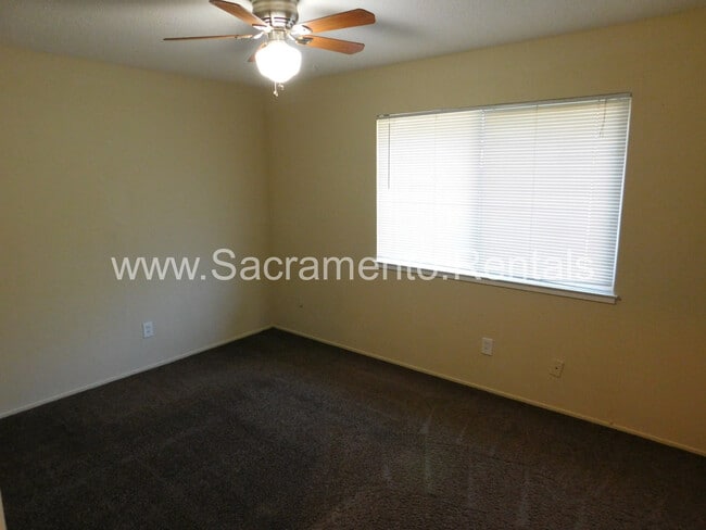 Building Photo - 9837 Lincoln Village Dr